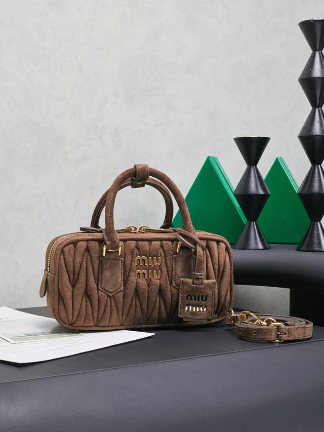 新版本：5Bb142，M家新款保龄球包包，官网主推，今年绝对爆款式，顶级进口小羊皮，Miu家独具风格Matelasse图案，包身精致立体有型，正面刻字徽标与皮革