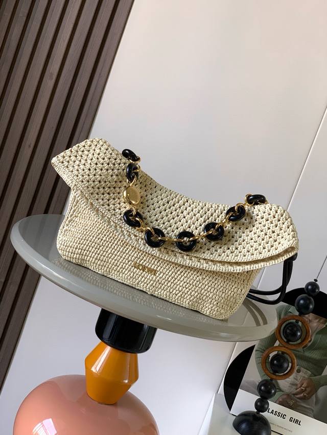 中号拉菲草和牛皮革 Ola 手袋明星同款Ola 是柔软轻便且灵活百搭的夏日手袋，采用弧形主体、线条流畅的翻盖和醒目甜甜圈链条此中号版本采用拉菲草和牛皮革制成*可