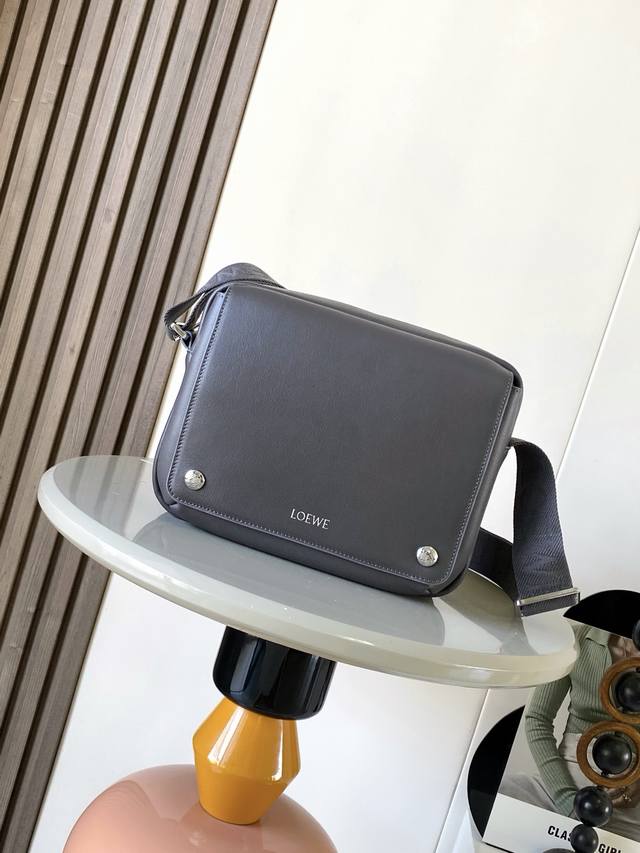 新款小号平纹牛皮革 Pebble 邮差包Pebble 邮差包采用实用精巧设计，配有双重标志性 Anagram Pebble ．此中号版本采用柔软粒面牛皮革制成＊