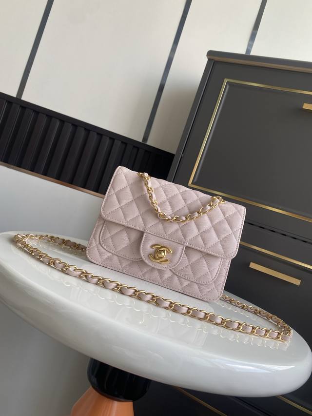 小号 现货～Chanel25K 双口袋 黑鱼子酱Ghw 与Mini Cf非常相似菱格纹设计+双C Logo，品牌辨识度超高！链条可调节，手提、单肩、斜挎都Ok，