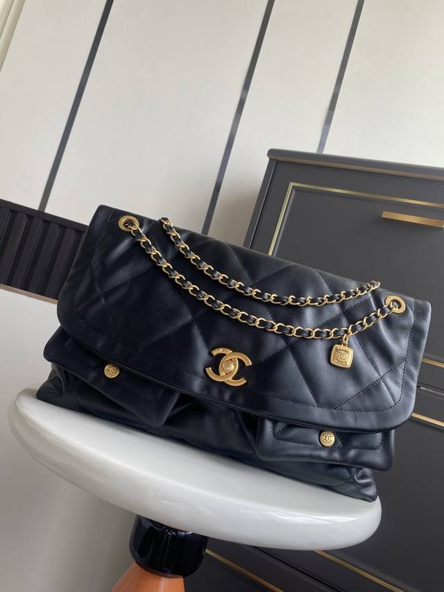 现货～ Chanel25K 秋冬限量款购物袋 高级感拉满啦 真的太心动了 羊皮配金色金属 双口袋 链条复古吊坠更时尚 立刻让经典菱格复古大方 金色双C在大翻盖衬