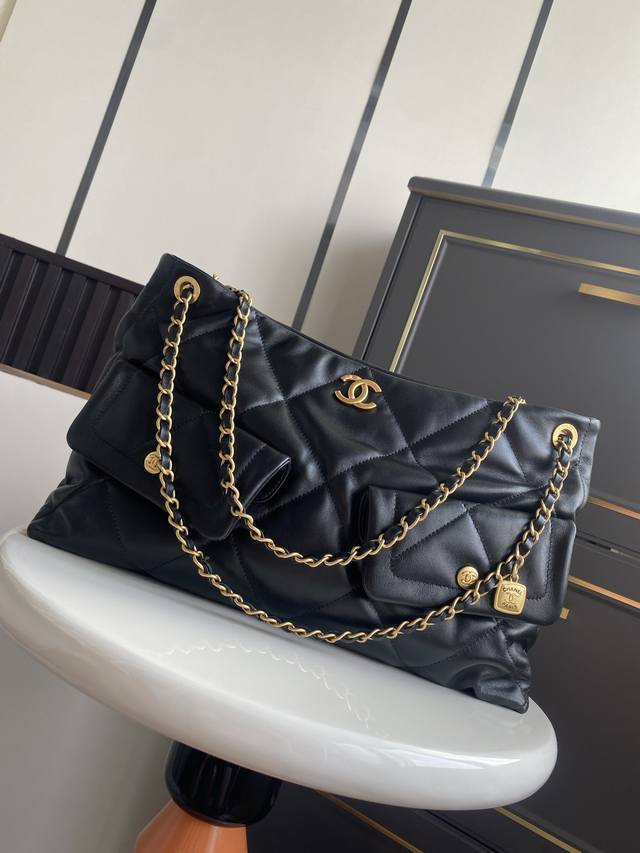 现货～ Chanel 25K不愧是香奈儿！真的太心动了！口袋放在正面，立刻让经典菱格多了一份机能感 复古大方，实物太精致了腋下背太实用了 容量大到可以装下日常所