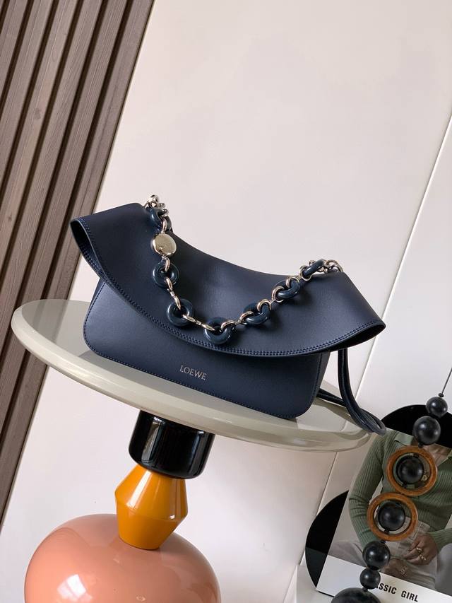 中号光滑牛皮革 Ola 手袋Ola 是柔软轻便且灵活百搭的夏日手袋采用弧形主体、线条流畅的翻盖和醒目甜甜圈链条此中号版本采用光滑牛皮革制成*可拆卸牛皮革管状肩带