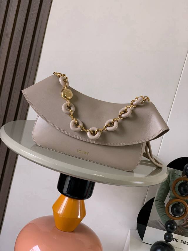 中号光滑牛皮革 Ola 手袋Ola 是柔软轻便且灵活百搭的夏日手袋采用弧形主体、线条流畅的翻盖和醒目甜甜圈链条此中号版本采用光滑牛皮革制成*可拆卸牛皮革管状肩带