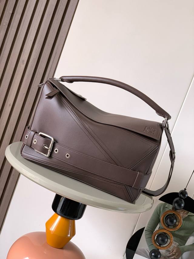 大号亮面牛皮革 Puzzle Biker 手袋Puzzle 以别具一格的几何线条勾勒长方体造型此大号版本采用亮面牛皮革制成饰有机车风格细节。*可肩背、斜挎或手提