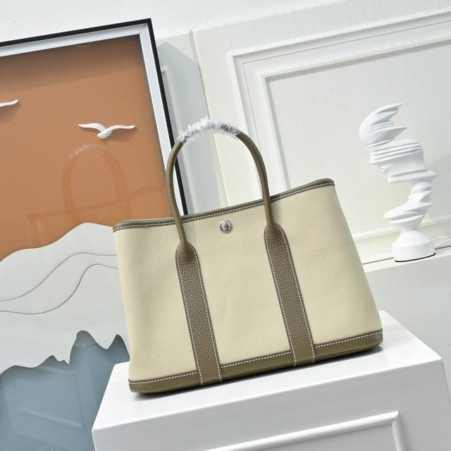 31花园包 帆布拼Togo皮 每个搭色都超高级 实物超美的 尺寸大小恰到好处 通勤 出街都很适配!!简约拼色的对比碰撞出高级感,当季顶流 很适合春夏!这种材质不 31花园包 帆布拼Togo皮 每个搭色都超高级 实物超美的 尺寸大小恰到好处 通勤 出街都很适配!!简约拼色的对比碰撞出高级感,当季顶流 很适合春夏!这种材质不