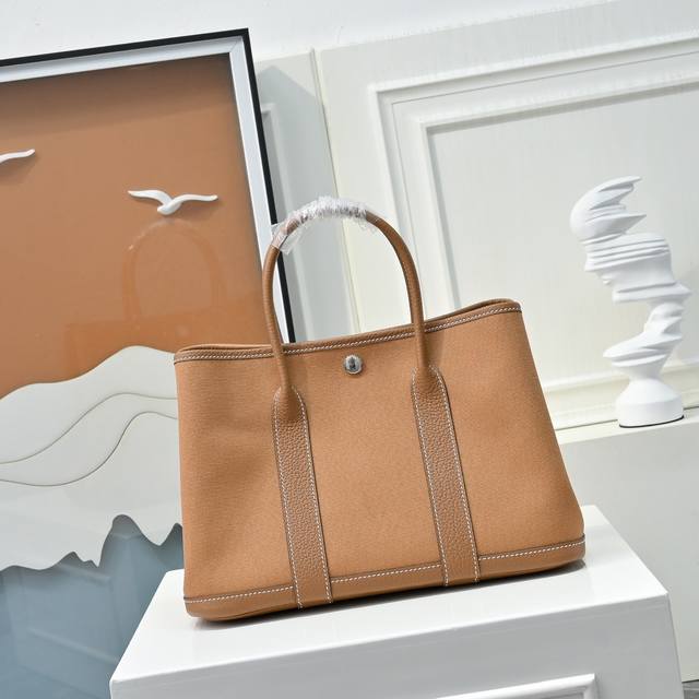 31花园包 帆布拼Togo皮 每个搭色都超高级 实物超美的 尺寸大小恰到好处 通勤 出街都很适配！！简约拼色的对比碰撞出高级感，当季顶流 很适合春夏！这种材质不