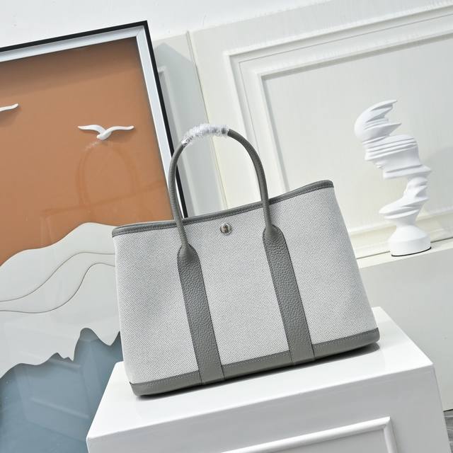 31花园包 帆布拼Togo皮 每个搭色都超高级 实物超美的 尺寸大小恰到好处 通勤 出街都很适配！！简约拼色的对比碰撞出高级感，当季顶流 很适合春夏！这种材质不