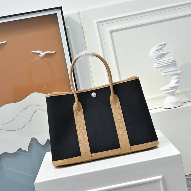 31花园包 帆布拼Togo皮 每个搭色都超高级 实物超美的 尺寸大小恰到好处 通勤 出街都很适配！！简约拼色的对比碰撞出高级感，当季顶流 很适合春夏！这种材质不