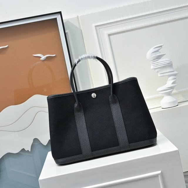 31花园包 帆布拼Togo皮 每个搭色都超高级 实物超美的 尺寸大小恰到好处 通勤 出街都很适配！！简约拼色的对比碰撞出高级感，当季顶流 很适合春夏！这种材质不