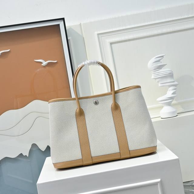 31花园包 帆布拼Togo皮 每个搭色都超高级 实物超美的 尺寸大小恰到好处 通勤 出街都很适配！！简约拼色的对比碰撞出高级感，当季顶流 很适合春夏！这种材质不