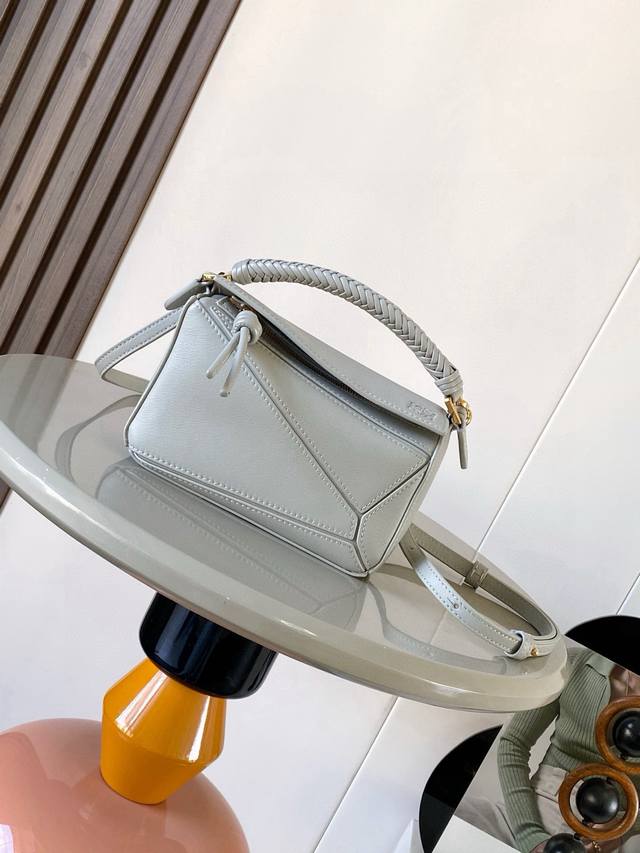 新款编织手挽迷你柔软牛皮革Puzzle 手袋是创意总监乔纳森．安德森 Jonathan Anderson 为推出的首款手提包长方体形状和精确的切割技术创造了 P