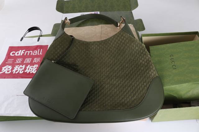 跑量价 简介：这款手袋的实用功能和隽永格调。内部织带滚边采用匠心工艺制作经典，皮革滚边，这款托特包内部搭配匠心工艺制成的织带滚边，彰显出众品质和精致细节。技艺高