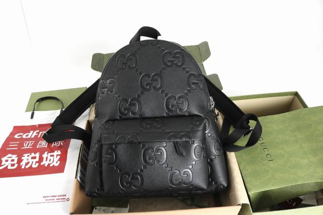 跑量价 简介：全黑超级双G设计于 早春系列中延续风采，精彩演绎多款皮革配饰。作为对Gg先生姓名首字母的焕新演绎，超级双G图案以超大尺寸亮眼呈现，营造经久不衰的品