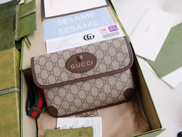 跑量价 简介： 春夏系列胸包精心打造。正面皮革搭扣为黄色皮革制作，与Gg图案形成对比。 以撞色提手向品牌的辉煌过往致敬！ 型号493930 材质采用专柜质感Pv