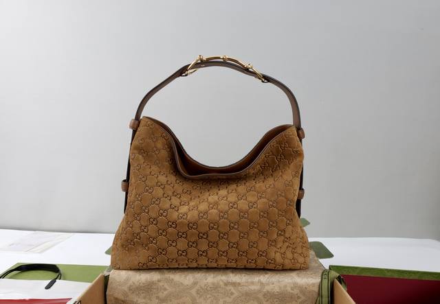 真皮磨砂现货 简介:全新Gg Emblem系列焕新诠释品牌的隽永优雅风范和精湛工艺。这款系列肩背包匠心融棕磨砂压花,蕴大号半马衔扣造型品牌经典马术风格配件。 型 真皮磨砂现货 简介:全新Gg Emblem系列焕新诠释品牌的隽永优雅风范和精湛工艺。这款系列肩背包匠心融棕磨砂压花,蕴大号半马衔扣造型品牌经典马术风格配件。 型