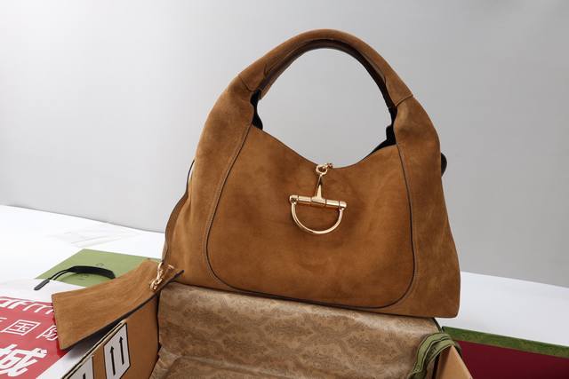 跑量价 简介：全新Gg Emblem系列焕新诠释品牌的隽永优雅风范和精湛工艺。这款系列肩背包匠心融蕴大号半马衔扣造型品牌经典马术风格配件。 型号837466棕磨