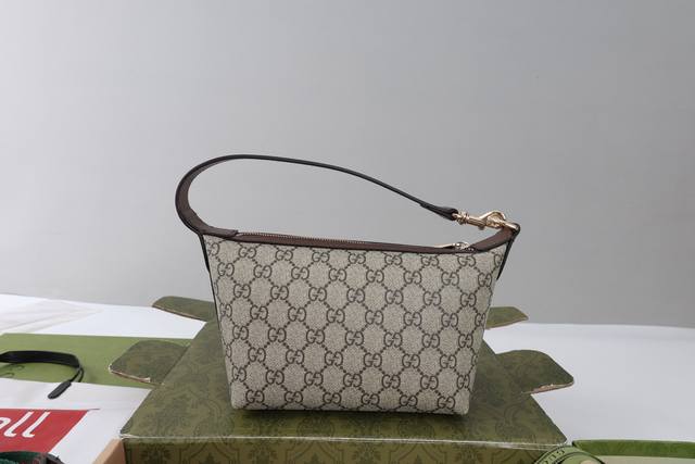 跑量价 简介：Ophidia系列亮眼呈献新颖廓形与功能，以标志性米色和棕色配色匠心演绎，缔就质地柔软的创新包袋单品。米色和深棕色Gg帆布 棕色皮革滚边浅金色调配