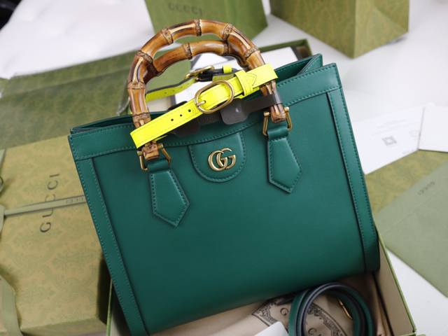 跑量价 简介：这款小号托特包融合了竹节提手和双G配件两个具有辨识度的品牌元素。皮革材质与两根皮扣带相映成趣，突显灵动优雅的气质。 型号660195原厂皮 材质采