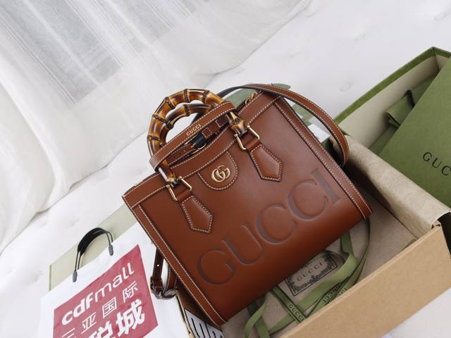 跑量价 简介：这款竹节托特包融合了竹节提手和双G配件两个具有辨识度的品牌元素。皮革材质与两根皮扣带相映成趣，突显灵动优雅的气质。 型号660195原厂皮 材质采