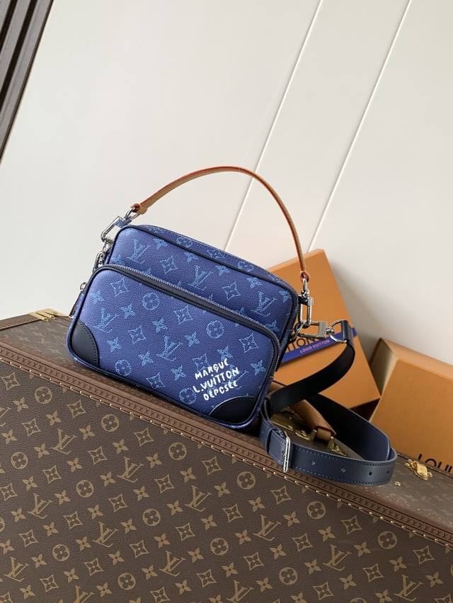 M26823蓝色 顶级原单 变码芯片163C 本款 Nil 邮差包取材 Pharrell Williams 焕新演绎的 Damoflage Black 涂层帆布 M26823蓝色 顶级原单 变码芯片163C 本款 Nil 邮差包取材 Pharrell Williams 焕新演绎的 Damoflage Black 涂层帆布