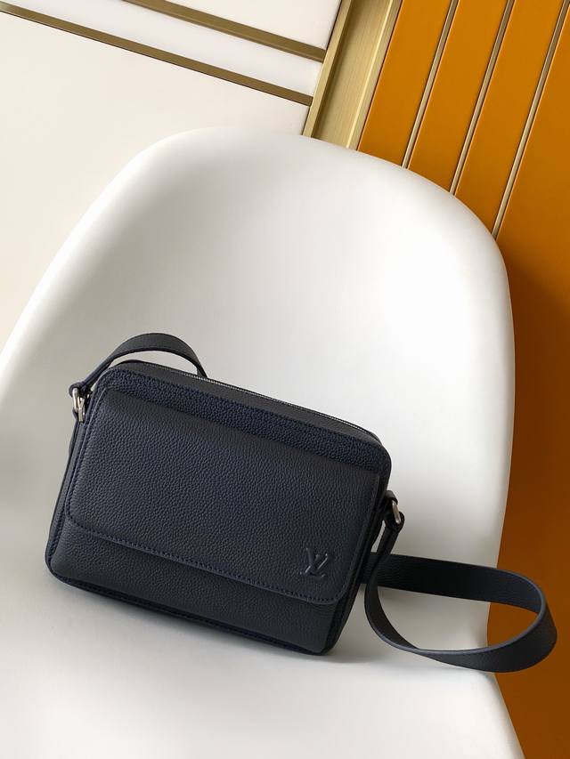 163C01 芯片 头层牛皮 M15260深蓝 M15265黑色 Boarding 邮差包Boarding 邮差包取材轻质耐磨的蜡面牛皮革，为精巧构型搭配内外贴