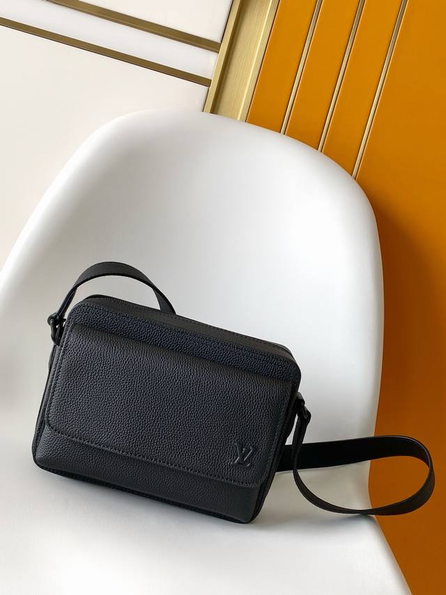 163C01 芯片 头层牛皮 M15265黑色 M15260深蓝 Boarding 邮差包Boarding 邮差包取材轻质耐磨的蜡面牛皮革，为精巧构型搭配内外贴