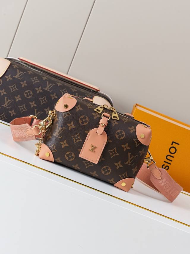 动态163C01芯片 M45531老花粉 顶级原单 独家背景实拍 本款Petite Malle Souple 手袋取材 Monogram 帆布，融入铆钉皮革边角