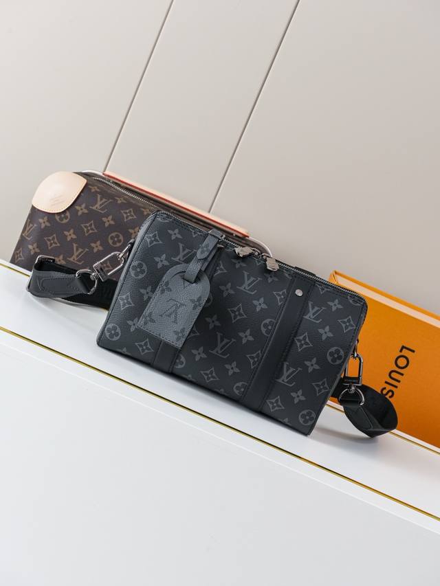 动态163C01芯片 M45936黑花 顶级原单 独家背景实拍 Keepall 旅行袋浓缩经典构型，成就此款潮流都市手袋。侧面设计趣味呈现翻转效果 Monogr