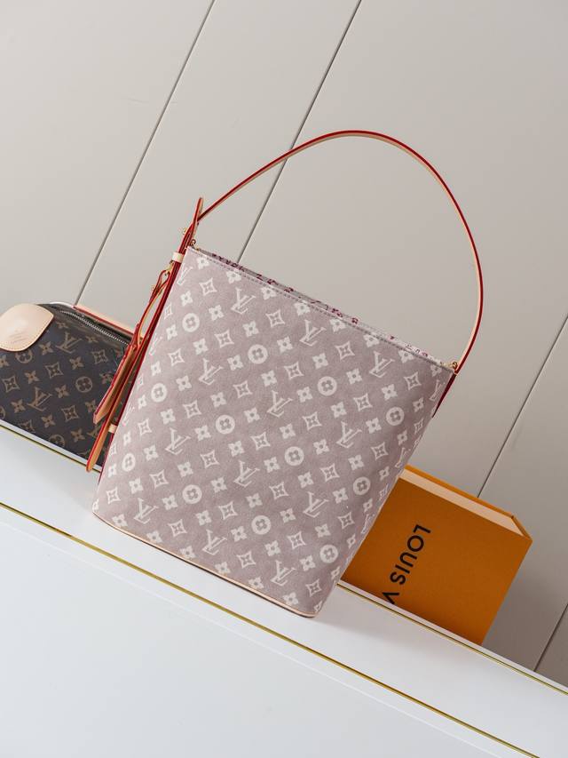 动态163C01芯片 M25727白花 顶级原单 独家背景实拍 本款 All In 大号手袋出自 Lv Travels With 系列，以 Meowgram 图