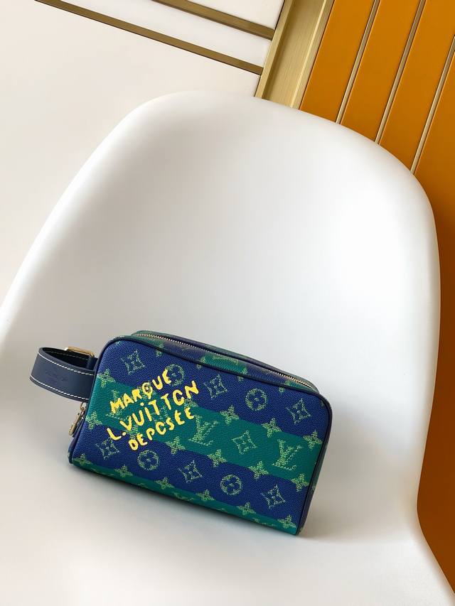 M25902蓝绿 M12688 绿色 M11559渐变蓝 M11765棕色 M83112老花 M83113黑花 本款 Locker Dopp Kit 盥洗袋取材