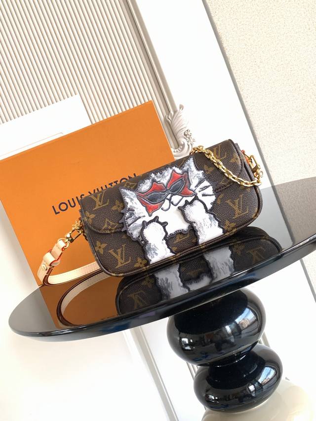 特级 动态芯片 系列推出此款 手袋，为 帆布呈现手绘猫咪插画，娓娓道来艺术家的爱猫情怀。可拆卸金属链条解锁多种背携方式，内设贴袋、拉链袋和卡片夹层。 型号： M