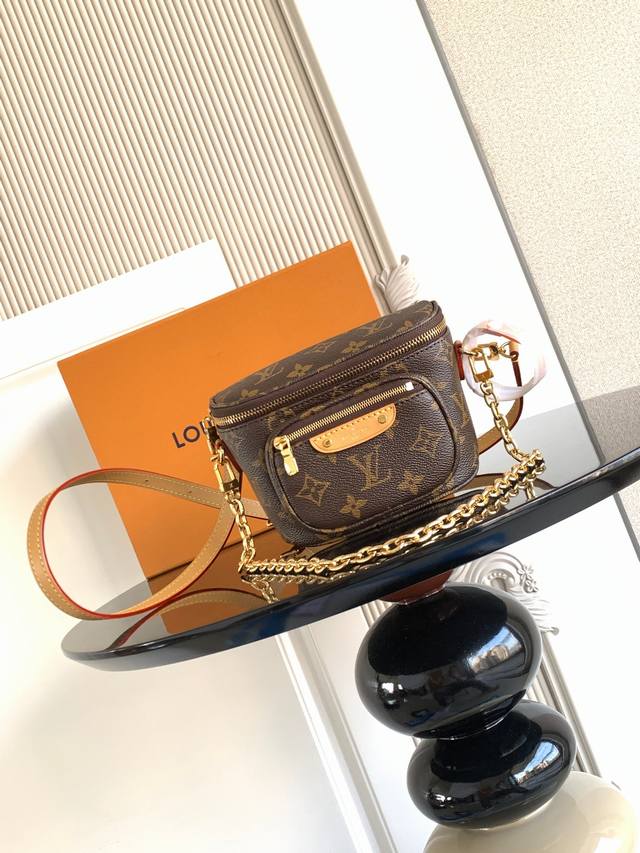 特级 动态芯片 本款 手袋取材 帆布，展现路易威登对潮流腰包设计的柔婉解读，设有拉链主隔层和拉链袋，点缀压纹皮革标签。标志性皮革裁出可拆卸并调节的肩带，可拆卸链