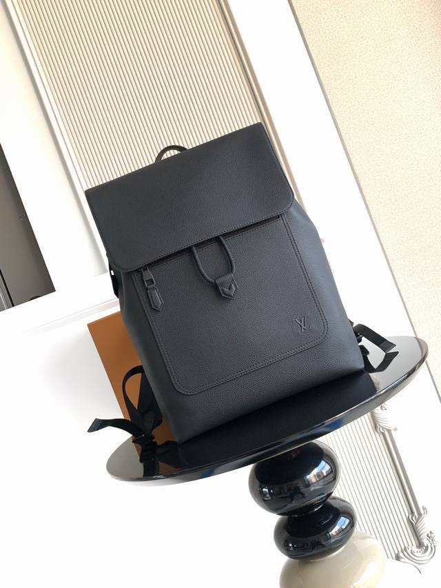 特级 动态芯片 双肩包取材柔软耐磨的蜡面牛皮革，以粒面纹理和压纹 字母打造摩登商务之选。宽敞内部空间彰显功能考量，加衬内贴袋可轻松存放 寸笔记本电脑。 型号：