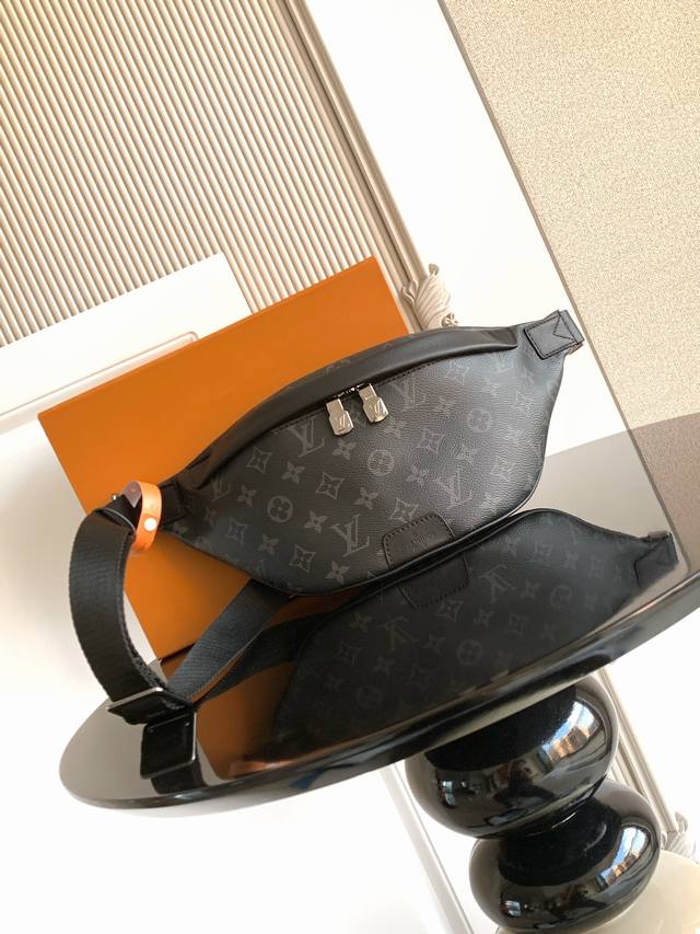 特级 动态芯片 此款 腰包由 帆布制成，兼具休闲时尚气质与现代功能性。造型符合人体工学原理，并配有可调节的包带，既可环于腰间，也可肩背或随性地挂在胸前。正面和背