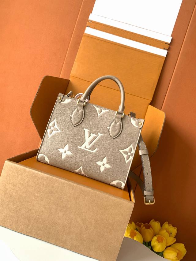 Onthego 小号手袋 特级全钢五金 型号： M45779 皮料： 是意大利A级皮料 五金： 采用进口A级全钢五金 包装： 全套原厂Mb包装 尺寸：25.0