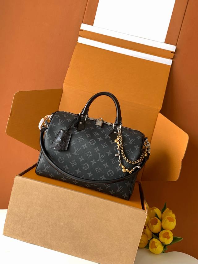 特级全钢 进口皮料 M 2本款Speedy Soft 30手袋出自Lvski系列，以Monogram Eclipse帆布焕新经典设计。双链条、褶皱皮革钥匙包和标