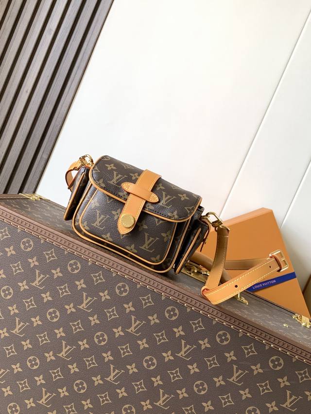 M14742 顶级原单 变码芯片163C 本款 Cargo 迷你手袋出自 Monogram Archive 系列，选用柔软 Monogram 涂层帆布塑造都市构