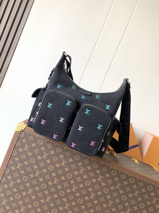 M13938 顶级原单 变码芯片 经典帆布搭配宽肩带，两侧磁扣双袋，老花双袋布面其可调节宽肩带，为前卫设计注入实用功能单肩斜挎包一直是Lv卡其配老花经典款Vin