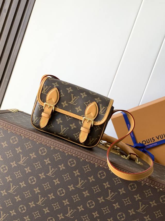 M2 5 顶级原单 变码芯片163C 本款 Satchel 迷你手袋出自Monogram Archive系列，为柔软 Monogram 帆布包身搭配做旧皮革饰边