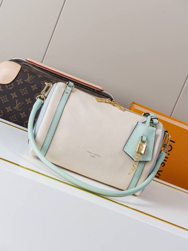 动态163C01芯片 M26905白小 顶级原单 独家背景实拍 本款 Express 小号手袋堪称都市臻品,其设计灵感源自品牌经典 Keepall 旅行袋。选用 动态163C01芯片 M26905白小 顶级原单 独家背景实拍 本款 Express 小号手袋堪称都市臻品,其设计灵感源自品牌经典 Keepall 旅行袋。选用