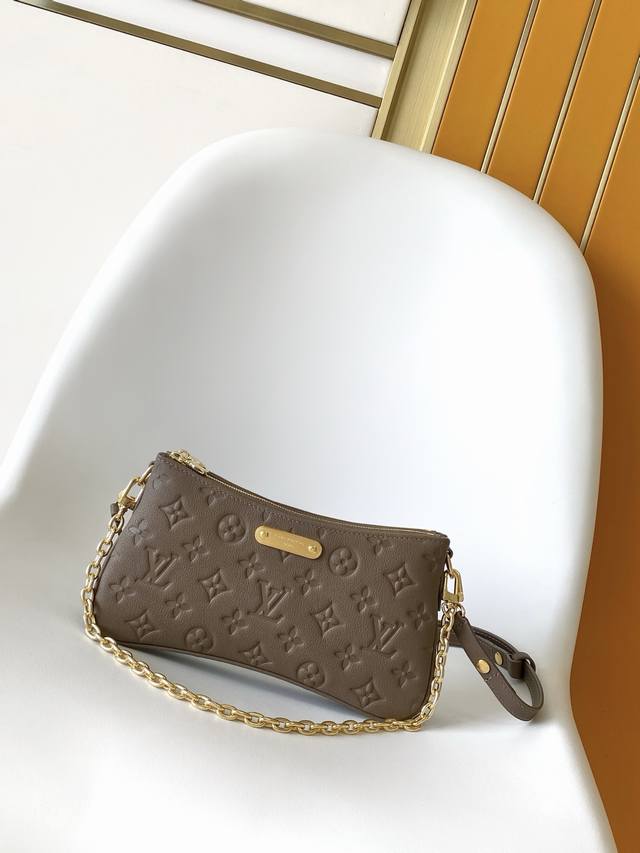 M83301黑色 M11916 土黄M25816 灰绿 顶级原单 动态变码 Monogram Empreinte 皮革的Liv Pochette可紧贴手臂。它配