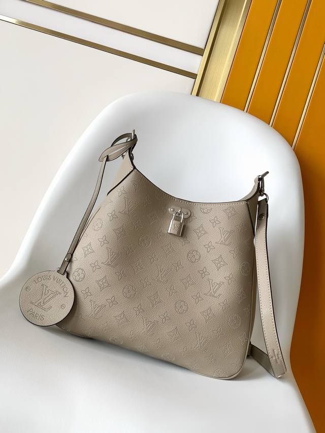 M14617灰色 M14618黑色 顶级原单 动态163 本款 All Around 中号手袋为镂花皮革描摹 Monogram 穿孔图案，以莹泽挂锁磁扣升级经典