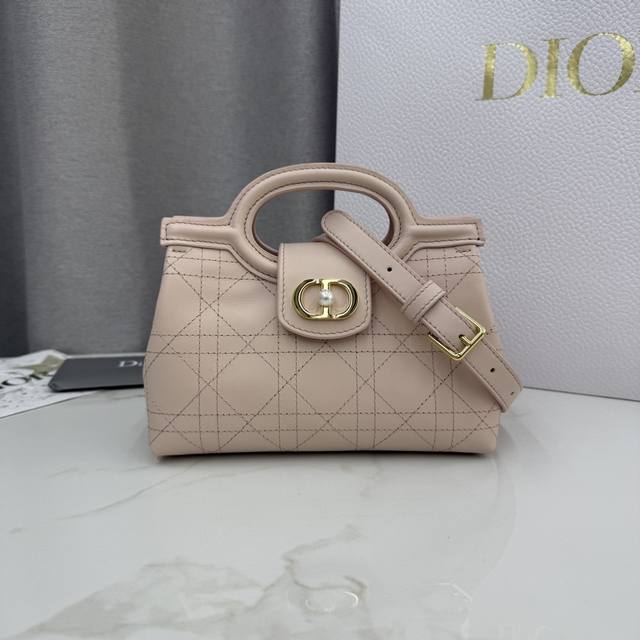顶级原单这款 Dior Jolie Top Handle 迷你链条手袋是二零二六早春成衣系列新品,呈现出优雅实用的设计。采用粉色羊皮革精心制作,饰以藤格纹,翻盖 顶级原单这款 Dior Jolie Top Handle 迷你链条手袋是二零二六早春成衣系列新品,呈现出优雅实用的设计。采用粉色羊皮革精心制作,饰以藤格纹,翻盖
