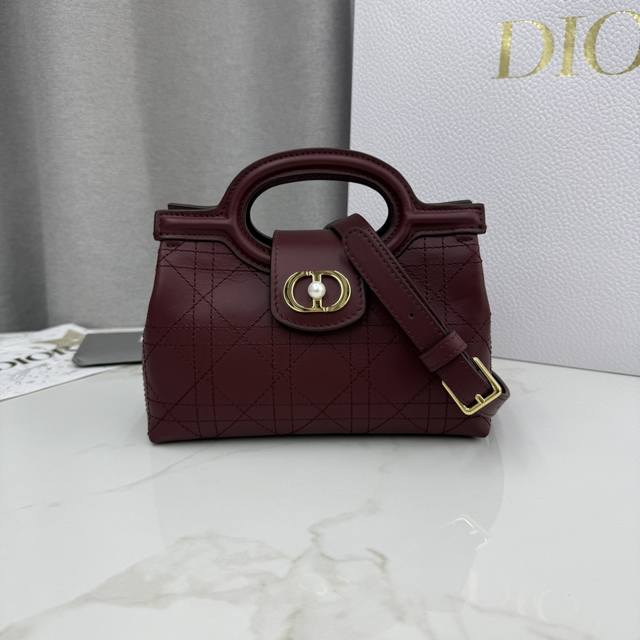顶级原单这款 Dior Jolie Top Handle 迷你链条手袋是二零二六早春成衣系列新品，呈现出优雅实用的设计。采用酒红羊皮革精心制作，饰以藤格纹，翻盖
