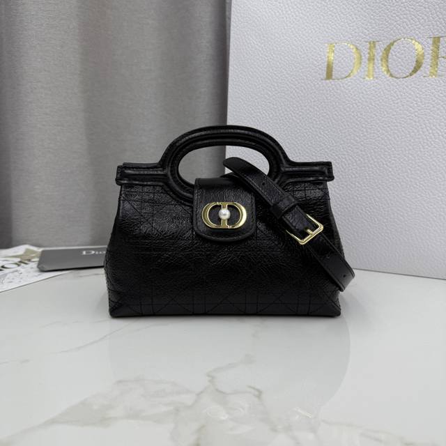 顶级原单这款 Dior Jolie Top Handle 迷你链条手袋是二零二六早春成衣系列新品,呈现出优雅实用的设计。采用油蜡皮羊皮革精心制作,饰以藤格纹,翻 顶级原单这款 Dior Jolie Top Handle 迷你链条手袋是二零二六早春成衣系列新品,呈现出优雅实用的设计。采用油蜡皮羊皮革精心制作,饰以藤格纹,翻