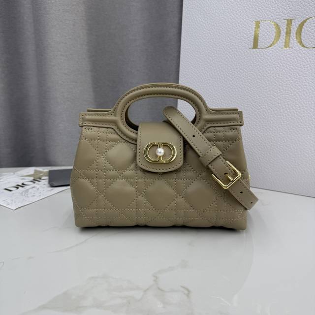 顶级原单这款 Dior Jolie Top Handle 迷你链条手袋是二零二六早春成衣系列新品，呈现出优雅实用的设计。采用奶茶杏色羊皮革精心制作，饰以藤格纹，
