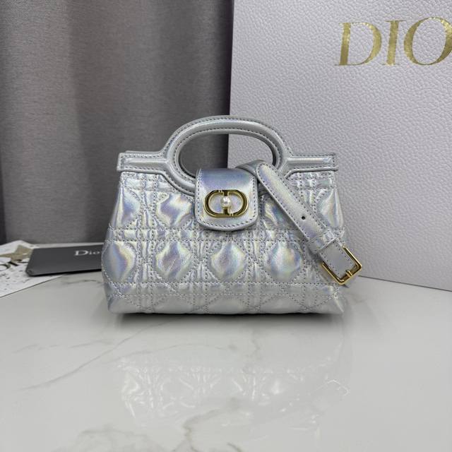 顶级原单这款 Dior Jolie Top Handle 迷你链条手袋是二零二六早春成衣系列新品,呈现出优雅实用的设计。采用银色羊皮革精心制作,饰以藤格纹,翻盖 顶级原单这款 Dior Jolie Top Handle 迷你链条手袋是二零二六早春成衣系列新品,呈现出优雅实用的设计。采用银色羊皮革精心制作,饰以藤格纹,翻盖