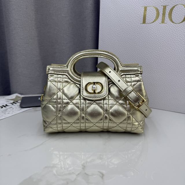 顶级原单这款 Dior Jolie Top Handle 迷你链条手袋是二零二六早春成衣系列新品,呈现出优雅实用的设计。采用金色羊皮革精心制作,饰以藤格纹,翻盖 顶级原单这款 Dior Jolie Top Handle 迷你链条手袋是二零二六早春成衣系列新品,呈现出优雅实用的设计。采用金色羊皮革精心制作,饰以藤格纹,翻盖
