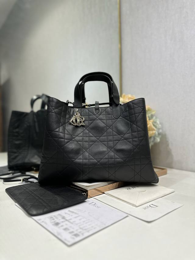 顶级原单Dior Toujours 手袋〔黑色山羊纹大号〕 这款 Dior Toujours 手袋于二零二三春夏系列发布秀精彩亮相，休闲实用的设计别具一格。采用